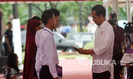 President Joko Widodo distributes thousands of social assistance cards in Syech Yusuf square, Gowa, South Sulawesi, on Thursday (Feb 15).