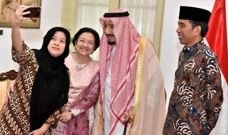 Presiden Joko Widodo (kanan), Raja Arab Saudi Salman bin Abdul Aziz Al-Saud (kedua kanan), mantan Presiden Megawati Soekarnoputri (kiri) dan Menko PMK Puan Maharani (kedua kiri) melakukan swafoto (wefie) di Istana Merdeka, Jakarta, Kamis (2/3).