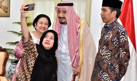 Presiden Joko Widodo (kanan), Raja Arab Saudi Salman bin Abdul Aziz Al-Saud (kedua kanan), mantan Presiden Megawati Soekarnoputri (kiri) dan Menko PMK Puan Maharani (kedua kiri) melakukan swafoto (wefie) di Istana Merdeka, Jakarta, Kamis (2/3). 