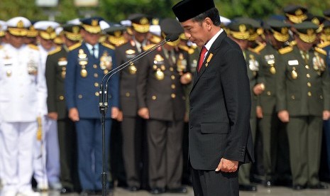 Presiden Joko Widodo (kanan) selaku inspektur upacara mengheningkan cipta saat Upacara Ziarah Nasional di Taman Makam Pahlawan Nasional Utama Kalibata, Jakarta, Kamis (10/11). 