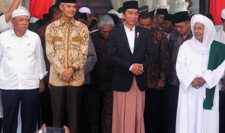 Presiden Joko Widodo (kedua kanan) didampingi, Gubernur Jateng Ganjar Pranowo (kedua kiri) dan Ketua Jam'iyyah Ahlith Thoriqoh al-Mutabarah al-Nahdliyyah (JATMAN) Habib Muhammad Luthfi bin Yahya (kanan).