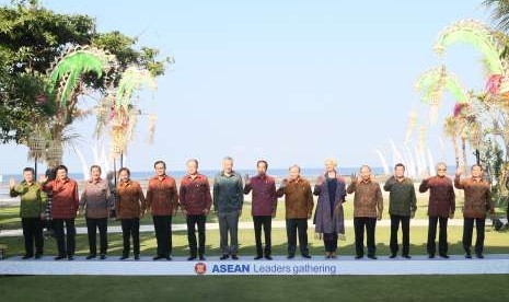 Presiden Joko Widodo (kedelapan kiri) bersama kepala negara/pemerintahan negara-negara di ASEAN, Presiden Grup Bank Dunia Jim Yong Kim (Keenam kiri), Direktur Pelaksana IMF Christine Lagarde (Kelima kanan), Sekjen PBB Antonio Guterres (Keenam kanan) dan Sekjen ASEAN Lim Jock Hoi (kiri) berfoto bersama dalam ASEAN Leaders Gathering di Hotel Sofitel, Nusa Dua, Bali, Kamis (11/10).