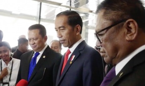 Presiden Joko Widodo (kedua kanan)