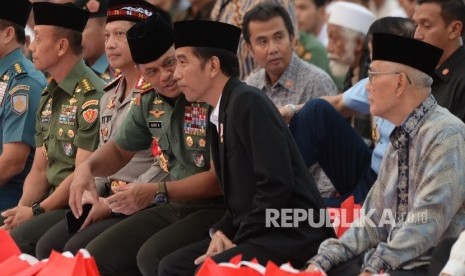 Presiden Joko Widodo (kedua kanan) berbincag dengan Panglima TNI Gatot Nurmantyo saat Buka Puasa Bersama di Markas Besar TNI, Jakarta, Senin (19/6).