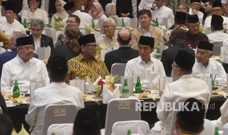 Presiden Joko Widodo (kedua kanan) berbincang dengan Ketua DPD Oesman Sapta Odang (kedua kiri) saat acara berbuka puasa bersama anggota dan pimpinan DPD di Jakarta, Rabu (15/5/2019).