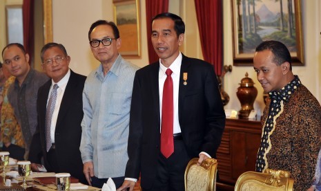 Presiden Joko Widodo (kedua kanan) berbincang dengan Ketua Umum Himpunan Pengusaha Muda Indonesia (Hipmi) Bahlil Lahadalia (kanan) serta Ketua Umum Kamar Dagang dan Industri (Kadin) Indonesia, Suryo Bambang Sulisto (tengah) serta Menko Perekonomian Darmin 