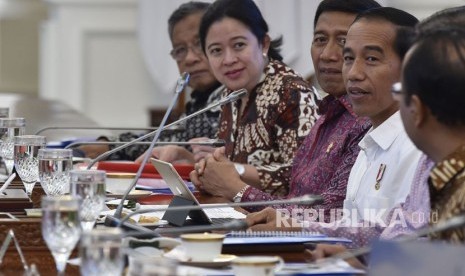 Presiden Joko Widodo (kedua kanan) berbincang dengan Menkopolhukam Wiranto (ketiga kiri), Menko PMK Puan Maharani (kedua kiri) dan Menko Perekonomian Darmin Nasution (kiri) sebelum memimpin rapat terbatas tentang rencana pembangunan Universitas Islam Internasional Indonesia di Istana Merdeka, Jakarta, Kamis (18/1).