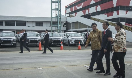 Presiden Joko Widodo (kedua kanan) berbincang dengan Menteri Perindustrian Airlangga Hartarto (ketiga kanan) dan Direktur Utama Pelindo II Elvyn G Masassya (kanan) meninjau ekspor perdana Mitsubishi Xpander di PT Indonesia Kendaraan Terminal atau IPC Car Terminal, Cilincing, Jakarta, Rabu (25/4).