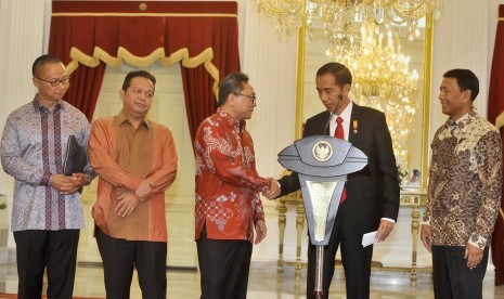  Presiden Joko Widodo berjabat tangan dengan Ketua Umum PAN Zulkifli Hasan disaksikan Ketua MPP PAN Soetrisno Bachir (kedua kiri), Sekjen PAN Eddy Soeparno (kiri) serta Ketua Umum Partai Hanura Wiranto (kanan), Jakarta, Rabu (2/9).  (Antara/Yudhi Mahatma)