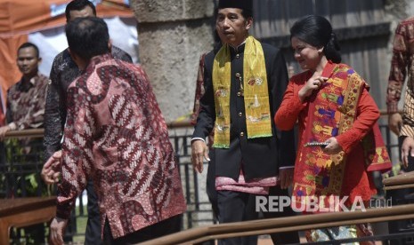 Presiden Joko Widodo (kedua kanan) bersama Ibu Negara Iriana Joko Widodo (kanan) menghadiri Lebaran Betawi di Kampung Budaya Betawi Setu Babakan, Jagakarsa, Jakarta, Minggu (30/7).