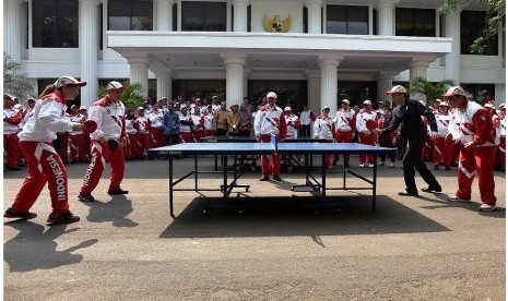 Presiden Joko Widodo (kedua kanan) bersama ketua Komite Olimpiade Indonesia (KOI) Erick Thohir (kanan) bermain tenis meja melawan mantan pebulu tangkis nasional Susy Susanti (kiri) dan atlet senior tenis meja Jopie Warsono (kedua kiri) usai melepas kontingen Indonesia ke SEA Games XXIX Malaysia di Kompleks Istana Kepresidenan, Jakarta, Senin (7/8).