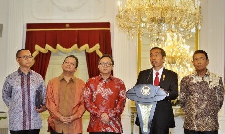  Presiden Joko Widodo bersama Ketua Umum PAN Zulkifli Hasan, Ketua MPP PAN Soetrisno Bachir (kedua kiri), Sekjen PAN Eddy Soeparno (kiri) serta Ketua Umum Partai Hanura Wiranto (kanan), Jakarta, Rabu (2/9). (Antara/Yudhi Mahatma)