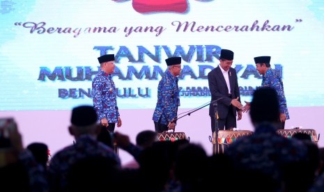 Presiden Joko Widodo (kedua kanan) bersama Ketua Umum PP Muhammadiyah Haedar Nashir (kedua kiri), Gubernur Bengkulu Rohidin Mersyah (kiri), Ketua pimpinan wilayah Muhammadiyah Bengkulu Syaifullah (kanan) menghadiri pembukaan Tanwir Muhammadiyah di Balai Semarak Bengkulu, Jumat (15/2/2019). 