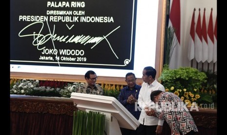 Presiden Joko Widodo (kedua kanan) bersama Menkominfo Rudiantara (kanan), Menko Perekonomian Darmin Nasution (kedua kiri) dan Seskab Pramono Anung meresmikan pengoperasian Palapa Ring di Istana Merdeka, Jakarta, Senin (14/10/2019).