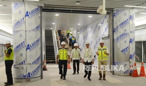 Presiden Joko Widodo (kedua kanan) bersama Menteri Perhubungan Budi Karya Sumadi (kedua kiri), Gubernur DKI Jakarta Anies Baswedan (kiri) dan Direktur Utama PT MRT Jakarta William Sabandar (kanan) saat tiba untuk meninjau kereta MRT di Stasiun Bundaran HI, Jakarta, Selasa (6/11).