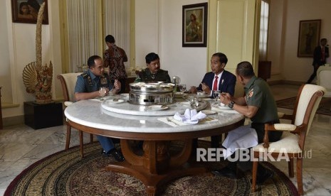 Presiden Joko Widodo (kedua kanan) bersama Panglima TNI Marsekal TNI Hadi Tjahjanto (kedua kiri), KSAL Laksamana TNI Ade Supandi (kiri) dan KSAD Jenderal TNI Mulyono (kanan) santap siang bersama di Ruang Keluarga, Gedung Induk Istana Kepresidenan Bogor, Jawa Barat, Kamis (14/12). 