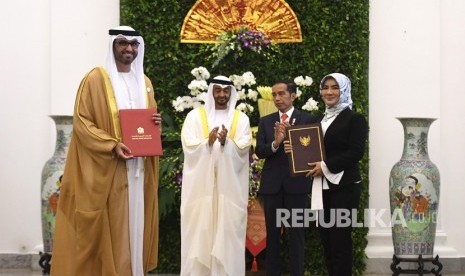 Presiden Joko Widodo (kedua kanan) bersama Putra Mahkota Abu Dhabi/Wakil Panglima Tertinggi Angkatan Bersenjata Uni Emirat Arab (UEA) Sheikh Mohamed Bin Zayed Al Nahyan (kedua kiri) menyaksikan pertukaran perjanjian kerjasama antara Dirut Pertamina Nicke Widyawati (kanan) dan Menteri Dalam Negeri UEA/CEO ADNOC Group Sultan bin Ahmed Aljaber (kiri) di Istana Bogor, Jawa Barat, Rabu (24/7/2019).