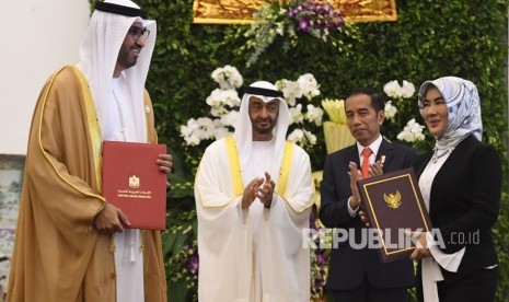 Presiden Joko Widodo (kedua kanan) bersama Putra Mahkota Abu Dhabi/Wakil Panglima Tertinggi Angkatan Bersenjata Uni Emirat Arab (UEA) Sheikh Mohamed Bin Zayed Al Nahyan (kedua kiri) menyaksikan pertukaran perjanjian kerjasama antara Dirut Pertamina Nicke Widyawati (kanan) dan Menteri Dalam Negeri UEA/CEO ADNOC Group Sultan bin Ahmed Aljaber (kiri) di Istana Bogor, Jawa Barat, Rabu (24/7/2019). 