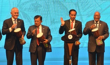 Presiden Joko Widodo (kedua kanan) bersama Wapres Jusuf Kalla (kedua kiri), PM Australi Malcom Turnbull (kiri) dan Presiden Afrika Selatan Zacob Zuma (kanan) menabuh alat musik tifa ketika membuka KTT Indian Ocean Rim Association (IORA) ke-20 tahun 2017 