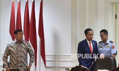 Presiden Joko Widodo (kedua kanan) bersiap memimpin rapat .(Antara/Puspa Perwitasari)