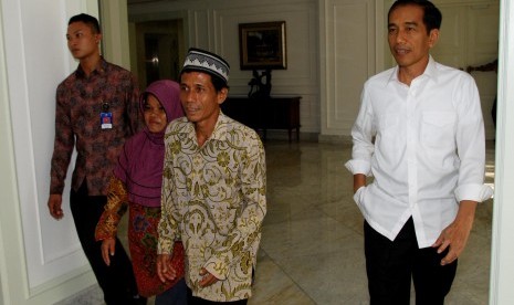 Presiden Joko WIdodo (kedua kanan) dan Ibu Iriana Joko Widodo (kanan) menerima Ibu Mursida (kedua kiri) Orang tua Muhammad Arsyad (MA) tertuduh pelaku penghinaan kepada presiden di Kantor Presiden, Jakarta, Sabtu, (1/11).