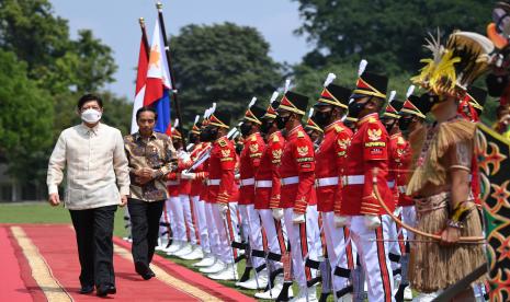 Presiden Joko Widodo (kedua kanan) dan Presiden Filipina Ferdinand Romualdez Marcos Jr (kiri) memeriksa pasukan kehormatan saat kunjungan kenegaraan di Istana Kepresidenan Bogor, Jawa Barat, Senin (5/9/2022). Presiden Joko Widodo menerima kunjungan kenegaraan Presiden Filipina Ferdinand Romualdez Marcos Jr dan dalam kesempatan itu kedua pemimpin negara membahas penguatan kerja sama bilateral di berbagai sektor kerja sama kawasan dalam konteks ASEAN. 