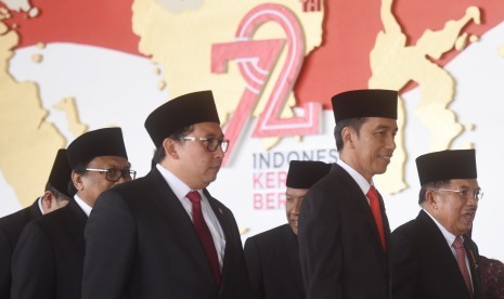 Presiden Joko Widodo (kedua kanan) dan Wakil Presiden Jusuf Kalla (kanan) didampingi Wakil Ketua DPR Fadli Zon (kedua kiri) dan Ketua DPD Oesman Sapta Odang (kiri) tiba di lokasi pembukaan Sidang Paripurna DPR Tahun 2017 di Kompleks Parlemen, Senayan, Jakarta, Rabu (16/8). 