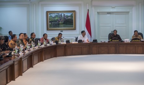 Presiden Joko Widodo (kedua kanan) dan Wapres Jusuf Kalla (kanan) memimpin rapat kabinet terbatas di Kantor Kepresidenan, Jakarta, Senin (29/2).