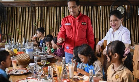 Presiden Joko Widodo (kedua kanan) didampingi Ibu Negara Iriana Joko Widodo mengajak anak-anak makan siang di Saung Sewu Resto, Pesawaran, Lampung, Sabtu (24/11/2018). 