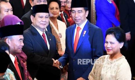 Presiden Joko Widodo (kedua kanan) didampingi Ibu Negara Iriana Joko Widodo (kanan) menyalami Menteri Pertahanan Prabowo Subianto seusai pelantikan menteri Kabinet Indonesia Maju di Istana Negara, Jakarta, Rabu (23/10/2019). 