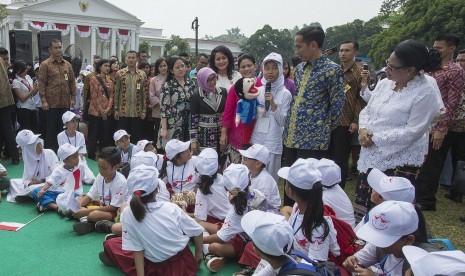 Presiden Joko Widodo (kedua kanan) didampingi Ibu Negara Ny. Iriana Joko Widodo (keempat kanan), Ibu Mufidah Jusuf Kalla (kelima kanan), Menko Pembangunan Manusia dan Kebudayaan Puan Maharani (keenam kanan) dan Menteri PPPA Yohana Yembise (kanan) mengunjun