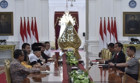 Presiden Joko Widodo (kedua kanan) didampingi Kapolri Jenderal Pol Tito Karnavian (kanan) dan Panglima TNI Jenderal TNI Gatot Nurmatyo (ketiga kanan) menerima tokoh lintas agama di Istana Merdeka, Jakarta, Selasa (16/5).