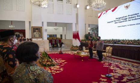 Presiden Joko Widodo (kedua kanan) didampingi Kapolri Jenderal Pol Listyo Sigit Prabowo tiba untuk menyampaikan pengarahan di Istana Negara, Jakarta, Jumat (14/10/2022). Presiden Joko Widodo memberikan pengarahan kepada 559 pejabat Polri yang terdiri dari Pati Mabes Polri, Kapolda, dan Kapolres seluruh Indonesia. 