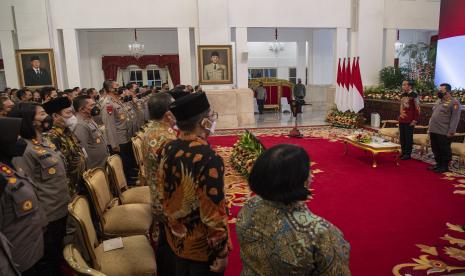 Presiden Joko Widodo (kedua kanan) didampingi Kapolri Jenderal Pol Listyo Sigit Prabowo (kanan) menyanyikan lagu Indonesia Raya sebelum menyampaikan pengarahan di Istana Negara, Jakarta, Jumat (14/10/2022). Presiden Joko Widodo memberikan pengarahan kepada 559 pejabat Polri yang terdiri dari Pati Mabes Polri, Kapolda, dan Kapolres seluruh Indonesia.