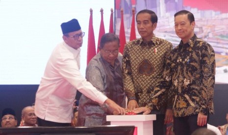 Presiden Joko Widodo (kedua kanan) didampingi Kepala BKPM Thomas Lembong (kanan), Menko Perekonomian Darmin Nasution (kedua kiri) dan Gubernur Banten Wahidin Halim (kiri) membuka rapat koordinasi nasional (rakornas) investasi tahun 2019 di ICE BSD Tangerang Selatan, Banten (12/3/2019).