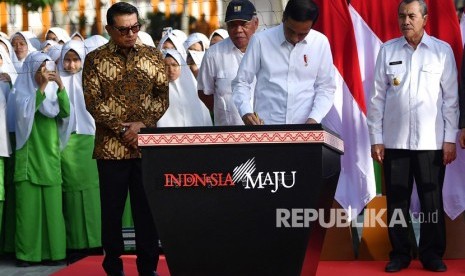 Presiden Joko Widodo (kedua kanan) didampingi Kepala Staf Kepresidenan Moeldoko (kiri), Menteri PUPR Basuki Hadimuljono (kedua kiri) dan Gubernur Riau Syamsuar menandatangani peresmian Madrasah Tsanawiyah Negeri (MTsN) 3 Pekanbaru yang telah selesai direhabilitasi dan direnovasi di Provinsi Riau, Jumat (21/2/2020).