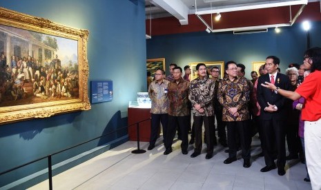 Presiden Joko Widodo (kedua kanan) didampingi Ketua DPD Irman Gusman, Ketua MA Hatta Ali, Menko Polhukam Wiranto menyaksikan lukisan koleksi Istana dalam pameran 17l71 di Galeri Nasional, Jakarta, Senin (1/8)