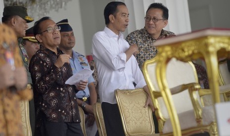 Presiden Joko Widodo (kedua kanan) didampingi Ketua DPD Irman Gusman (kanan), Panglima TNI Jenderal TNI Gatot Nurmantyo (kiri) serta Mensesneg Pratikno (kedua kiri) meninjau persiapan upacara Peringatan Detik-Detik Proklamasi HUT ke-71 RI di Istana Negara,