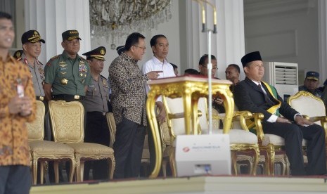 Presiden Joko Widodo (kedua kanan) didampingi Ketua DPD Irman Gusman (tengah), Panglima TNI Jenderal TNI Gatot Nurmantyo (kedua kiri), Kapolri Jenderal Polisi Tito Karnavian (kiri) serta Mensesneg Pratikno (kanan) meninjau persiapan upacara kemerdekaan.