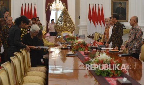 Presiden Joko Widodo (kedua kanan) didampingi Koordinator Staf Khusus Presiden Teten Masduki (kanan) dan Kepala Staf Kepresidenan Moeldoko (ketiga kanan) menerima peserta aksi Kamisan di Istana Merdeka, Jakarta, Kamis (31/5).