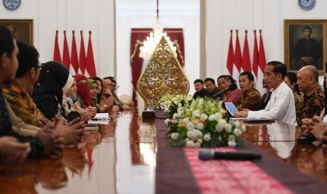 Presiden Joko Widodo (kedua kanan) didampingi Koordinator Staf Khusus Presiden Teten Masduki (kanan) menerima pelaku usaha Muslimpreneur HIJUP di Istana Merdeka, Jakarta, Kamis (31/1/2019). Pertemuan tersebut membahas potensi bisnis busana muslim di Indonesia. 