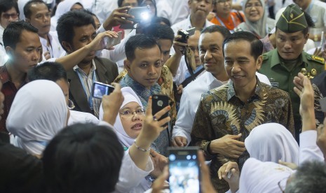 Presiden Joko Widodo (kedua kanan) didampingi Mendikbud Anies Baswedan (ketiga kanan) menyapa sejumlah guru yang hadir pada acara puncak Peringatan Hari Guru Nasional ke-21 Tahun 2015 di Istora Senayan, Jakarta, Selasa (24/11).