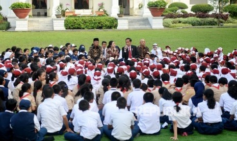  Presiden Joko Widodo (kedua kanan) didampingi Mendikbud Muhadjir Efendy, Menko PMK Puan Maharani, dan Kepala Staf Kepresidenan Teten Masduki (dari kiri) mendongeng di depan sejumlah anak-anak SD dan SMP di Halaman Tengah Istana Merdeka, Jakarta, Rabu (17/5). 