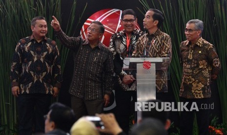 Presiden Joko Widodo (kedua kanan) didampingi Menko Perekonomian Darmin Nasution (kedua kiri), Ketua Dewan Komisioner OJK Wimboh Santoso (kanan), Kepala Eksekutif Pengawas Pasar Modal OJK Hoesen (kiri) dan Dirut PT Bursa Efek Indonesia Inarno Djajadi melakukan seremoni penutupan Indeks Harga Saham Gabungan (IHSG) 2018 di kantor Bursa Efek Indonesia, Jakarta, Jumat (28/12/2018). 