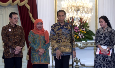 Presiden Joko Widodo (kedua kanan) didampingi Menko PMK Puan Maharani (kanan), Mensos Khofifah Indar Parawansa (kedua kiri) dan Dirut BPJS Kesehatan Fachmi Idris (kiri) bersiap memberikan keterangan pers di Istana Merdeka, Jakarta, Kamis (10/3). 