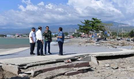 Presiden Joko Widodo (kedua kanan) didampingi Menko Polhukam Wiranto (kedua kiri), Menteri PUPR Basuki Hadimuljono (kiri), dan Gubernur Sulawesi Tengah Longki Djanggola (kiri) mengunjungi lokasi gempa bumi dan tsunami di Palu, Sulawesi Tengah, Ahad (30/9).