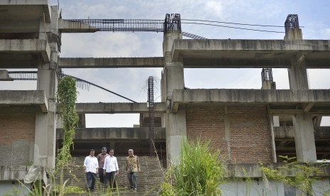 Presiden Joko Widodo didampingi Menpora Imam Nahrawi, Menteri PU dan Perumahan Rakyat Basuki Hadimuljono serta Staf Khusus Presiden Johan Budi meninjau lokasi Proyek Wisma Atlet di Bukit Hambalang,Kabupaten Bogor, Jumat (18/3).