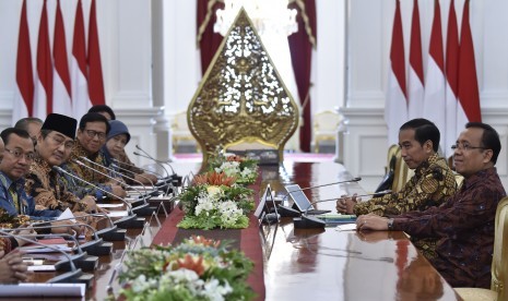 Presiden Joko Widodo (kedua kanan) didampingi Mensesneg Pratikno (kanan) menerima Ketua Umum Ikatan Cendekiawan Muslim Indonesia Jimly Asshiddqie (tengah) bersama pengurus di Istana Merdeka, Jakarta, Senin (23/1). 