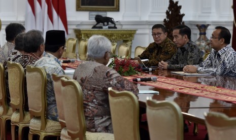 Presiden Joko Widodo (kedua kanan) didampingi Mensesneg Pratikno (kanan) dan Menteri Agama Lukman Hakim Saifuddin (ketiga kanan) menemui Tim Pansel BPKH di Istana Merdeka, Jakarta, Senin (13/3). 