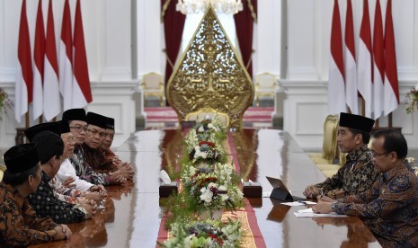 Presiden Joko Widodo (kedua kanan) didampingi Mensesneg Pratikno (kanan) menerima Ketua Umum Majelis Ulama Indonesia (MUI) KH Ma'ruf Amin (ketiga kiri) dan panitia Kongres Ekonomi Umat di Istana Merdeka, Jakarta, Jumat (31/3).